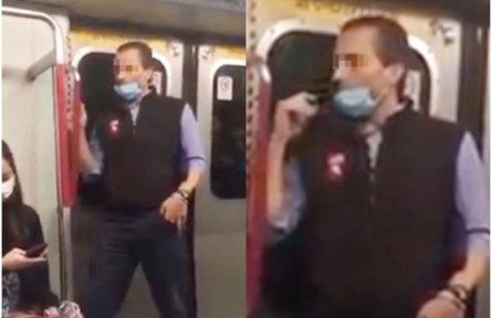 一个外国人摘下口罩，然后在地铁车厢的扶手上抹口水？