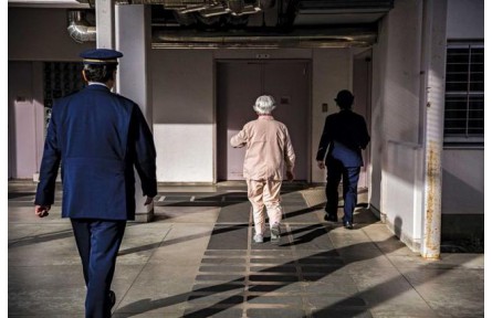 日本老年女性因为没有钱和食物，所以犯轻罪入狱养老